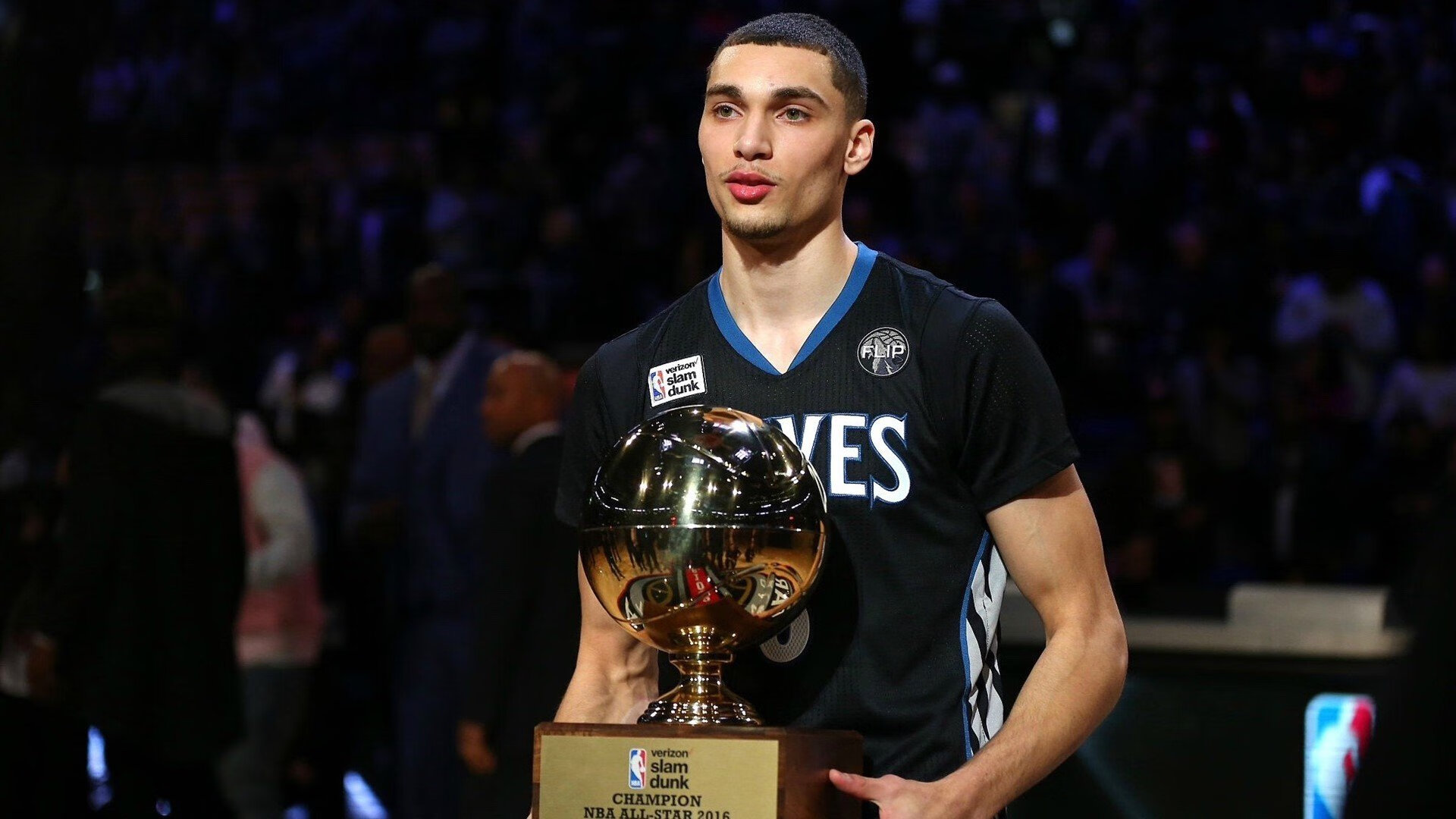 洛杉矶湖人抢七大战小胜洛杉矶快船,早田希娜砍下10记关键球,全场沸腾